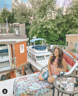 Emily Compagno feet photo thumbnail