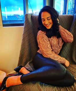 Emily Compagno feet photo thumbnail