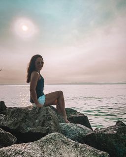 Emily Compagno feet photo thumbnail