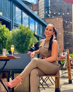 Emily Compagno feet photo thumbnail