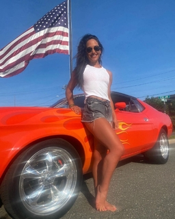 Emily Compagno feet photo thumbnail