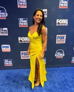 Emily Compagno feet photo thumbnail
