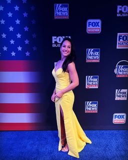 Emily Compagno feet photo thumbnail