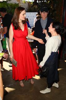 Emily Deschanel feet photo thumbnail
