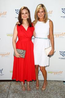 Emily Deschanel feet photo thumbnail