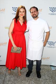 Emily Deschanel feet photo thumbnail