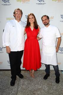 Emily Deschanel feet photo thumbnail