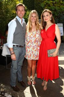 Emily Deschanel feet photo thumbnail