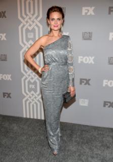 Emily Deschanel feet photo thumbnail