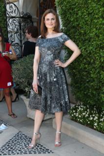 Emily Deschanel feet photo thumbnail