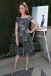 Emily Deschanel feet photo thumbnail
