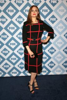 Emily Deschanel feet photo thumbnail