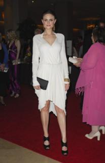 Emily Deschanel feet photo thumbnail