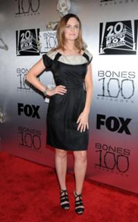 Emily Deschanel feet photo thumbnail