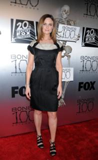 Emily Deschanel feet photo thumbnail