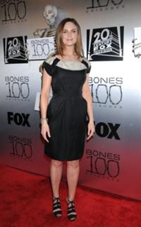 Emily Deschanel feet photo thumbnail