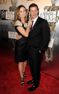 Emily Deschanel feet photo thumbnail