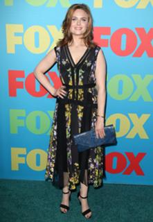 Emily Deschanel feet photo thumbnail