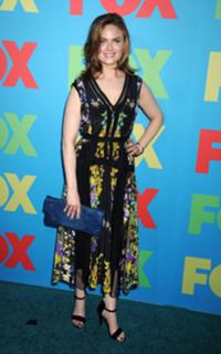 Emily Deschanel feet photo thumbnail