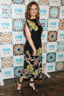 Emily Deschanel feet photo thumbnail