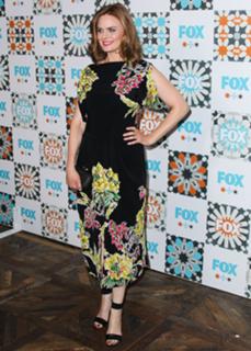 Emily Deschanel feet photo thumbnail