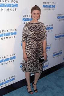 Emily Deschanel feet photo thumbnail