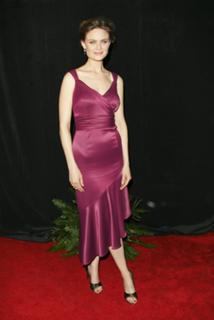 Emily Deschanel feet photo thumbnail