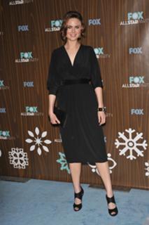 Emily Deschanel feet photo thumbnail