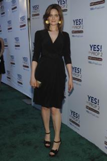Emily Deschanel feet photo thumbnail