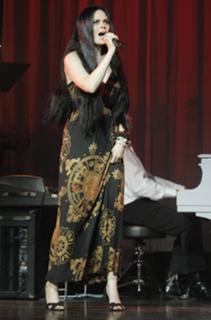 Emily Deschanel feet photo thumbnail