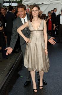 Emily Deschanel feet photo thumbnail
