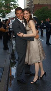 Emily Deschanel feet photo thumbnail