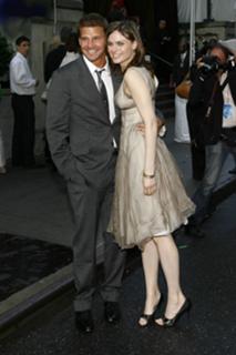Emily Deschanel feet photo thumbnail