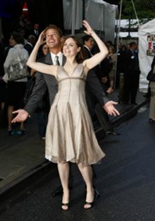 Emily Deschanel feet photo thumbnail