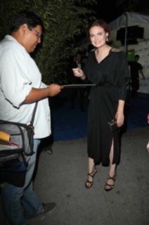 Emily Deschanel feet photo thumbnail