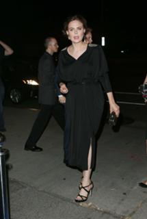 Emily Deschanel feet photo thumbnail
