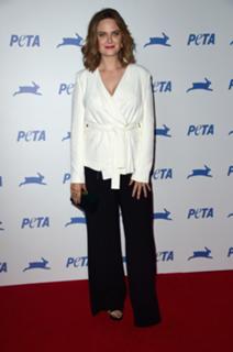 Emily Deschanel feet photo thumbnail
