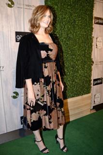 Emily Deschanel feet photo thumbnail