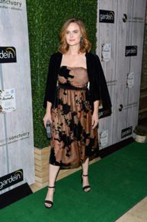 Emily Deschanel feet photo thumbnail