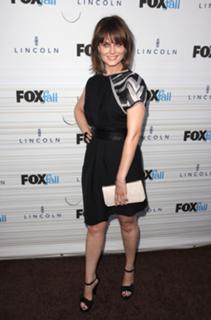 Emily Deschanel feet photo thumbnail