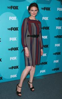 Emily Deschanel feet photo thumbnail