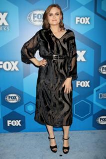 Emily Deschanel feet photo thumbnail