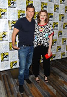 Emily Deschanel feet photo thumbnail