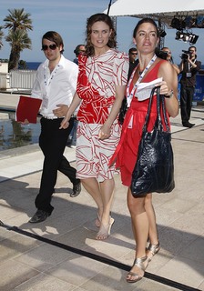 Emily Deschanel feet photo thumbnail