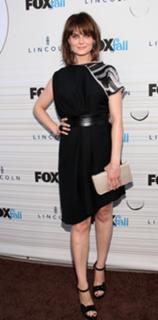 Emily Deschanel feet photo thumbnail