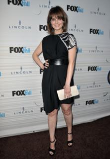 Emily Deschanel feet photo thumbnail