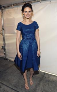 Emily Deschanel feet photo thumbnail