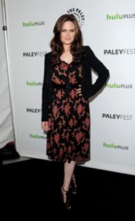 Emily Deschanel feet photo thumbnail