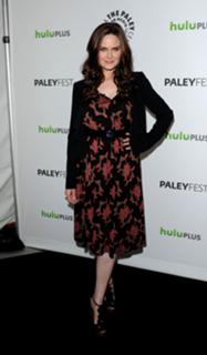 Emily Deschanel feet photo thumbnail