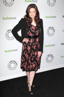 Emily Deschanel feet photo thumbnail